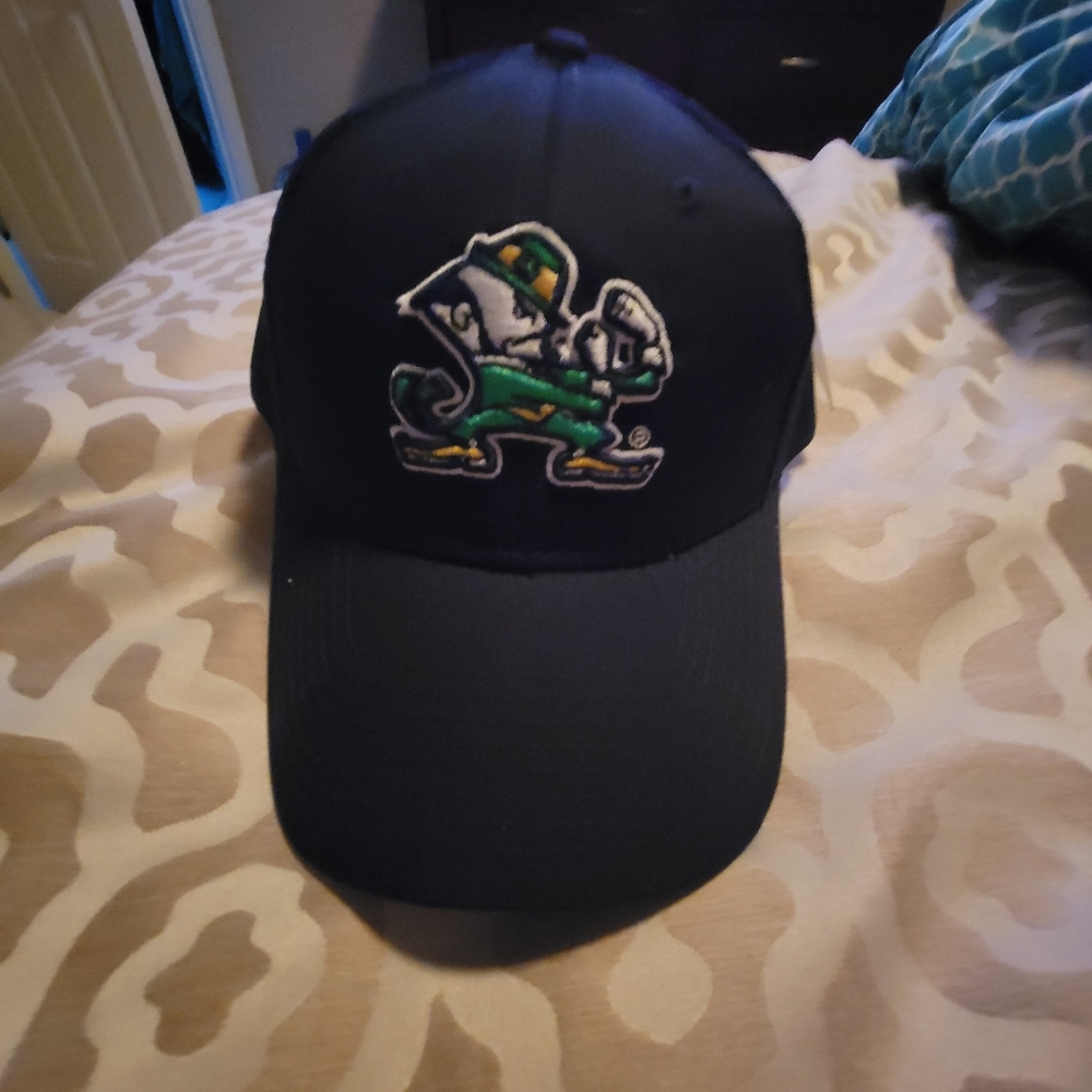 NWT NOTRE DAME BLUE FIGHTING IRISH OFFICIALLY LICENSED BASEBALL CAP/HAT.